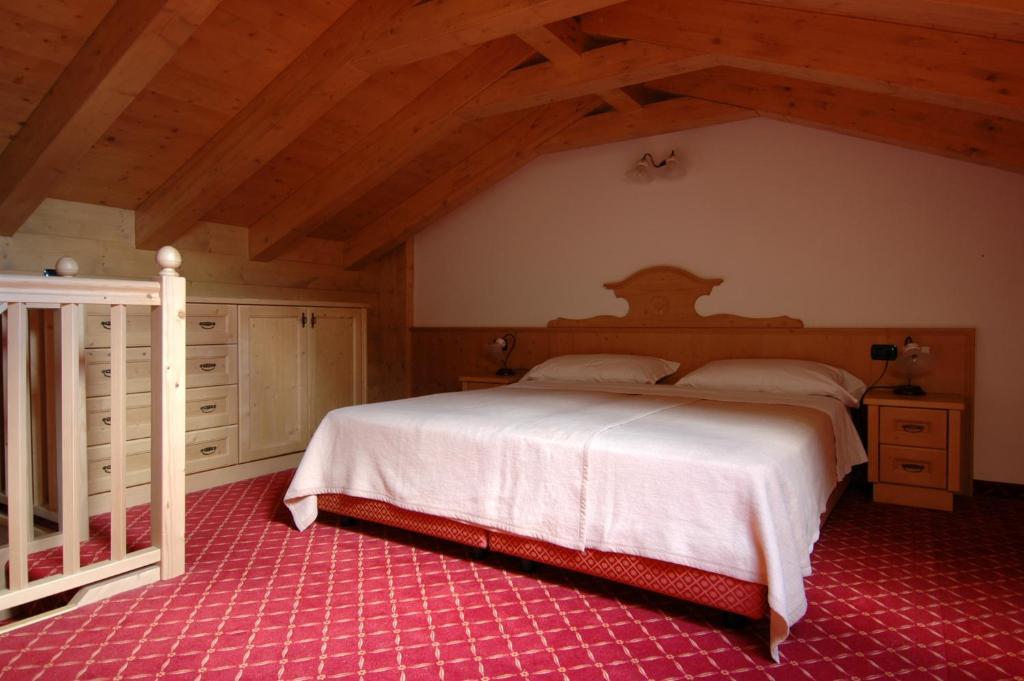 Residence Pez Gajard San Martino Di Castrozza Rum bild